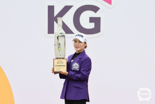 황정미가 4일 경기도 용인의 써닝포인트컨트리클럽에서 열린 KLPGA투어 KG·이데일리 레이디스 오픈에서 연장 끝에 우승한 뒤 트로피를 들고 기념 촬영을 하고 있다. KLPGA 제공
