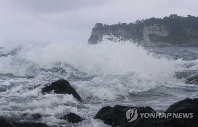 (서귀포=연합뉴스) 제11호 태풍 ‘힌남노’가 한반도로 북상 중인 3일 오후 제주 서귀포시 법환포구 인근 해상에 파도가 치고 있다. 2022.9.3