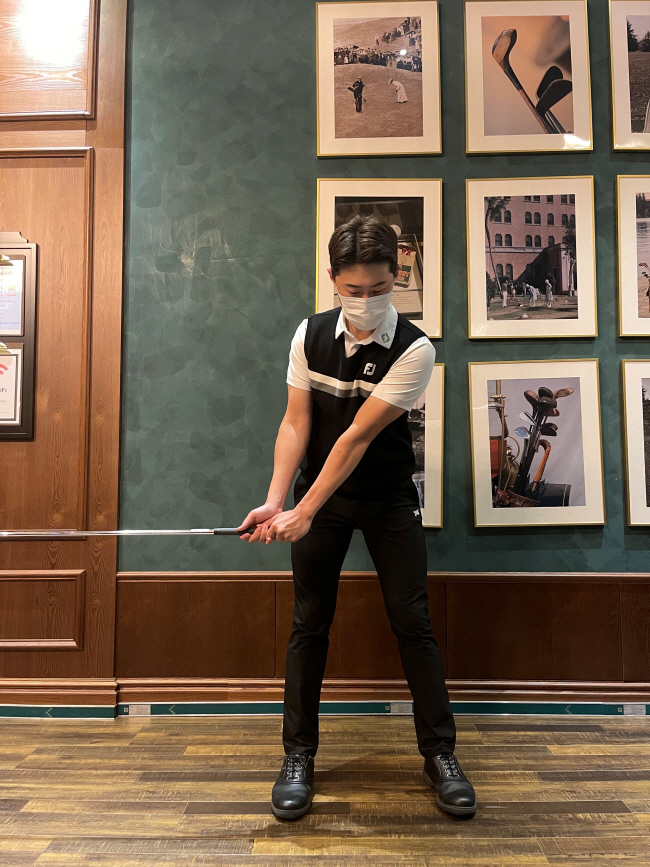 손과 헤드 같은 선상에… 오른 팔꿈치 살짝 굽혀야