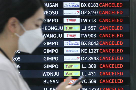 5일 오후 제주국제공항 운항 스케줄 안내 스크린에 항공기 전편 결항을 알리는 안내 문구가 표시돼 있다. 연합뉴스