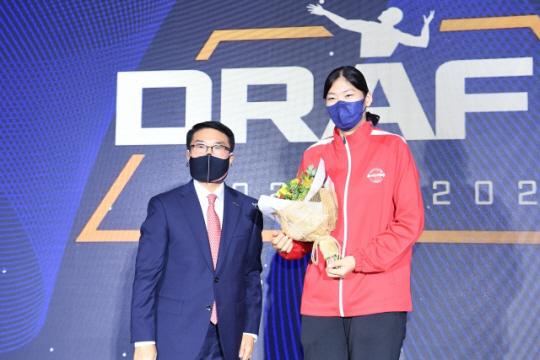몽골 출신으로 귀화를 앞둔 체웬랍당 어르헝(오른쪽)이 5일 서울시 강남구 청담동 리베라호텔에서 열린 2022~2023 한국배구연맹(KOVO) 여자 신인선수 드래프트에서 전체 1순위로 페퍼저축은행의 지명을 받은 뒤 김형실 감독과 기념 사진을 찍고 있다. KOVO 제공