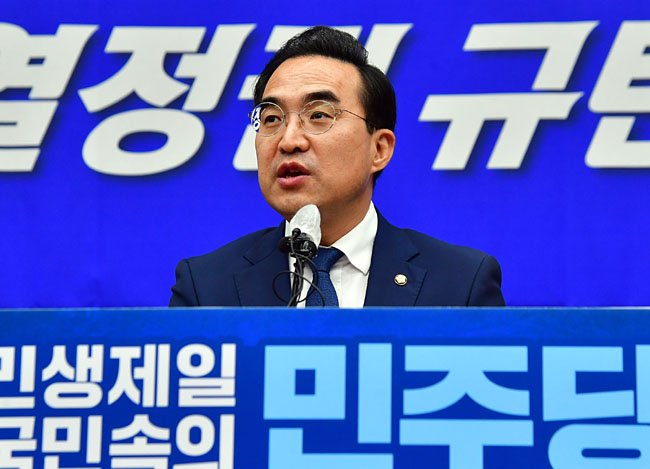 박홍근 더불어민주당 원내대표가 5일 서울 영등포구 국회에서 열린 긴급 의원총회에서 발언하고 있다. 국회사진기자단