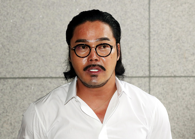 문재인 전 대통령 부부를 모욕한 혐의를 받는 유튜버 안정권씨가 5일 오후 구속 전 피의자 심문(영장실질심사)을 받기 위해 인천지법에 출두, 취재진의 질문에 답하고 있다. 연합뉴스