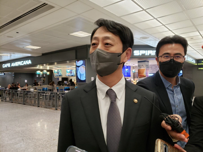 5일 미국 워싱턴DC 인근 덜레스 국제공항에 도착한 안덕근(왼쪽) 통상교섭본부장이 기자들의 질문에 답하고 있다.  연합뉴스
