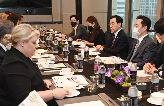 이창양(오른쪽 세 번째) 산업통상자원부 장관이 5일 오후 서울 종로구 포시즌스호텔 콘퍼런스룸에서 방한 중인 미국 하원 의원단과 만나 미 ‘인플레이션 감축법(IRA)’에 대한 국내 산업계의 우려를 전달하고 있다.  산업통상자원부 제공