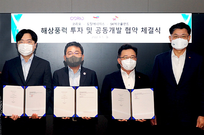 박경일(왼쪽 세 번째) SK에코플랜트 사장이 해상풍력 발전사업 공동개발 협약을 체결한 후 기념촬영을 하고 있다.  SK에코플랜트제공