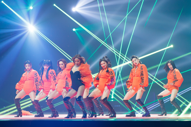 ‘스트리트 우먼 파이터’의 리더들은 지난해 말 열린 ‘2021 MAMA’에서 가수 이효리(왼쪽 네번째)와 함께 엔딩 무대를 장식했다.