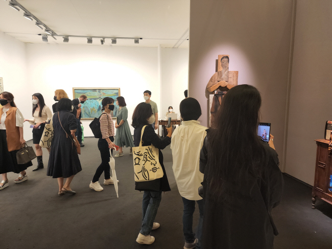 프리즈의 학고재 갤러리 부스. 류경채, 포킴, 하인두 등 한국 현대미술 선구자들과 함께 여성주의 미술 거장인 윤석남 작품을 소개해 국내외 수집가들의 관심을 끌었다.