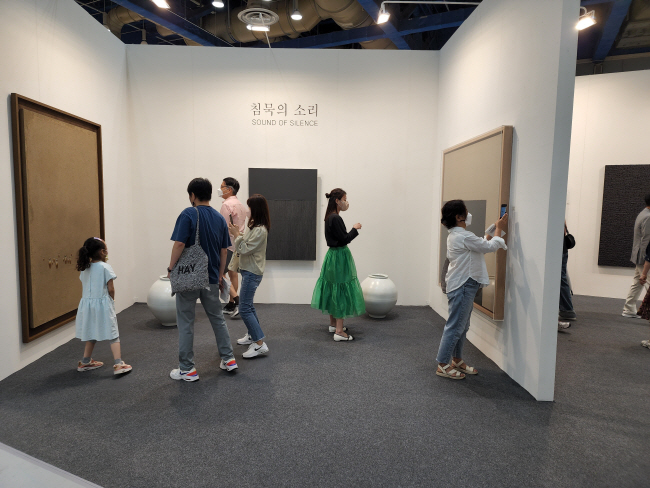 키아프의 박여숙화랑 부스를 관람객들이 살펴보고 있다. 김창열, 윤형근, 박서보 화백의 그림과 권대섭의 도자기 작품의 어우러짐을 통해 한국의 미(美)를 강조했다.