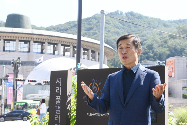 전성수 서초구청장이 지난 2일 서울 서초구 예술의전당 인근 서리풀악기거리에서 ‘서초 문화의 거리’ 조성 등 문화예술 활성화 계획을 설명하고 있다.  김선규 기자