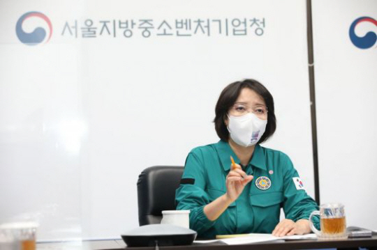 이영 중소벤처기업부 장관이 6일 오후 과천시 정부과천청사 서울지방중소벤처기업청에서 태풍피해 긴급상황점검회의를 소집해 피해 현황을 점검하고 있다. 중기부 제공