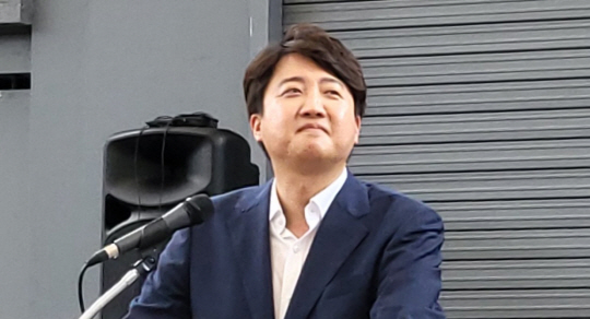 이준석 전 국민의힘 대표가 지난 4일 대구 중구 대봉동 김광석거리에서 대구 시민들을 만나 기자회견을 하고 있다. 뉴시스