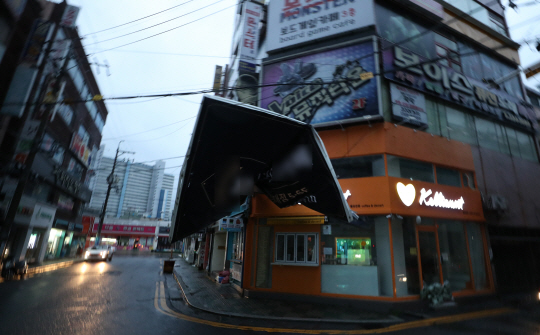 6일 오전 경남 창원시 마산합포구 해운동 한 상가 간판이 떨어져 있다. 연합뉴스