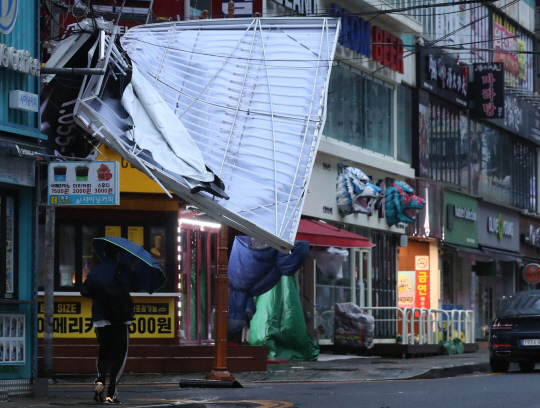 제11호 태풍 ‘힌남노’ 영향권에 들어간 6일 오전 경남 창원시 마산합포구 해운동 한 상가 간판이 떨어져 있다. 연합뉴스