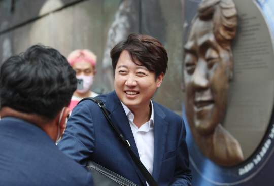 이준석 전 국민의힘 대표가 지난 4일 대구 중구 김광석거리를 찾아 당원·시민들과 인사하고 있다. 연합뉴스