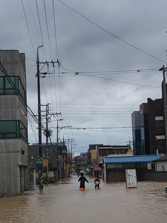 6일 오전 경북 포항시 남구 대송면 칠성천 남성교 인근 도로와 주택가가 침수돼 있다. 연합뉴스