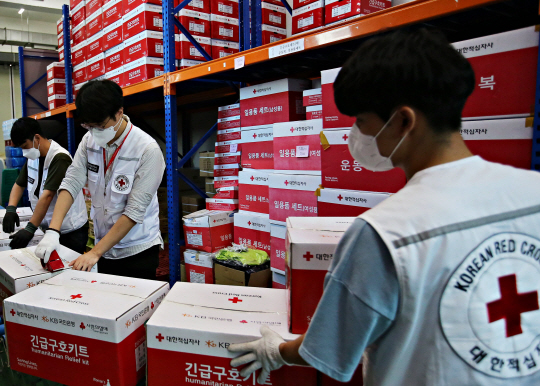 대한적십자사 서울시지사 직원들이 6일 제11호 태풍 ‘힌남노’로 피해를 본 이재민에게 전달될 긴급구호세트를 운반하고 있다. 대한적십자사 서울시지사 제공
