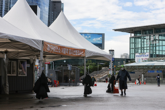 제11호 태풍 힌남노의 영향으로 서울에 설치된 임시선별검사소가 6일 하루 운영을 중단한다. 질병관리청은 천막, 컨테이너 등으로 설치한 검사소 구조 특성상 재해발생 시 영향을 받을 우려가 크다며 전국 임시선별검사소 68곳 중 33곳에 대해 운영 중단·단축을 결정했다. 사진은 이날 오전 운영을 중단한 서울역 광장 임시선별검사소의 모습. 연합뉴스