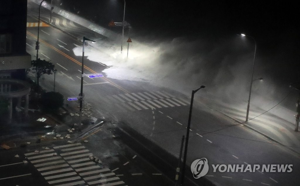 (부산=연합뉴스) 6일 오전 부산 해운대구 마린시티에서 파도가 도로를 덮치고 있다. 2022.9.6