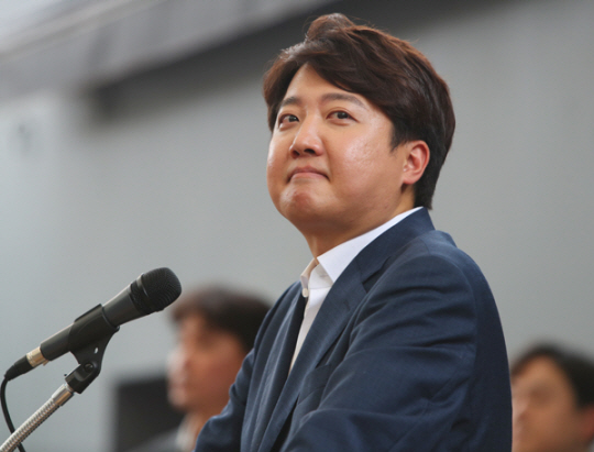 이준석 전 국민의힘 대표가 지난 4일 대구 중구 김광석 거리에서 당원들과 만나 발언하던 중 눈시울을 붉히고 있다. 연합뉴스