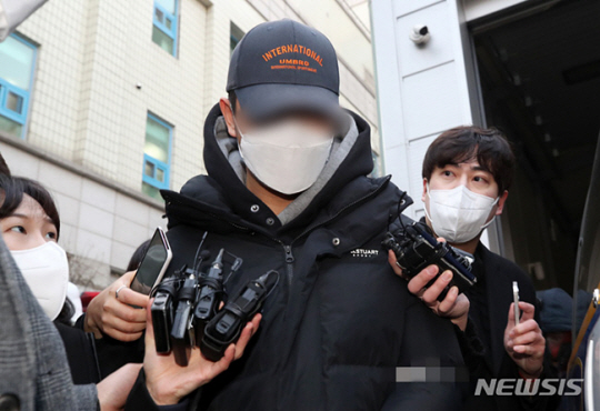 회삿돈 245억원을 횡령한 혐의로 구속된 계양전기 재무팀 직원 김모씨가 지난 2월 25일 서울 강남구 수서경찰서에서 검찰에 송치되고 있다. 뉴시스
