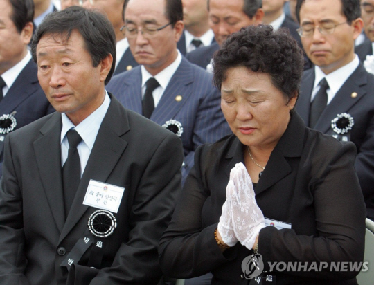 2007년 제2연평해전 5주기 추모식의 한상국 상사 모친 문화순(오른쪽)씨와 부친 한진복씨. 연합뉴스