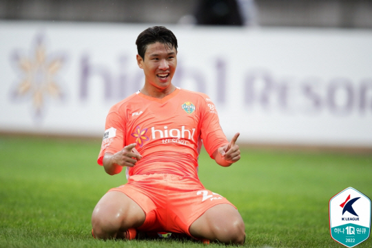 강원 FC의 김진호. 한국프로축구연맹 제공