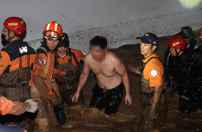 6일 오후 태풍 ‘힌남노’의 폭우로 침수된 경북 포항시 남구의 한 아파트 지하주차장에서 소방·군 관계자들이 실종 신고된 7명의 주민 중 첫 1명을 구조하고 있다. 이곳에서는 당초 7명이 실종된 것으로 추정됐으며 이 가운데 현재 2명이 구조됐다. 연합뉴스