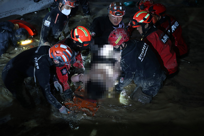 6일 오후 태풍 ‘힌남노’의 폭우로 침수된 경북 포항시 남구의 한 아파트 지하주차장에서 소방·군 관계자들이 실종된 주민 1명을 추가로 구조하고 있다. 이곳에서는 당초 7명이 실종된 것으로 추정됐으며 이 가운데 현재 2명이 구조됐다. 연합뉴스
