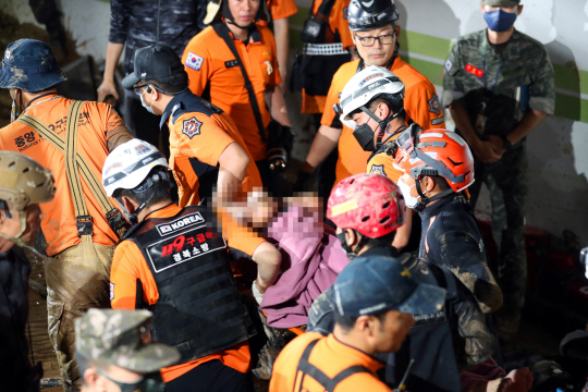 태풍 ‘힌남노’로 침수됐던 경북 포항시 남구의 한 아파트 지하주차장에서 6일 오후 실종됐던 주민 1명이 소방·군 관계자들에 의해 추가로 구조되고 있다. 연합뉴스