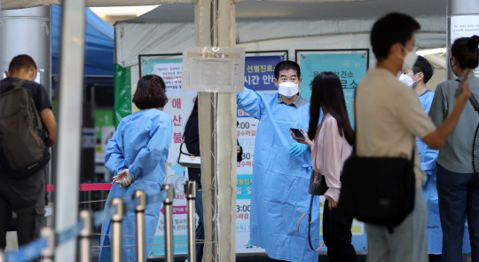 코로나19 신규확진자 수가 8만5540명을 기록한 7일 오전 서울 용산구 용산구보건소 선별진료소에서 시민들이 검사를 기다리고 있다. 뉴시스