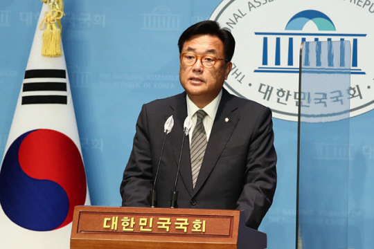 국민의힘 비상대책위원장직을 수락한 정진석 국회 부의장이 7일 오후 서울 여의도 국회 소통관에서 기자회견을 하고 있다. 국회사진기자단