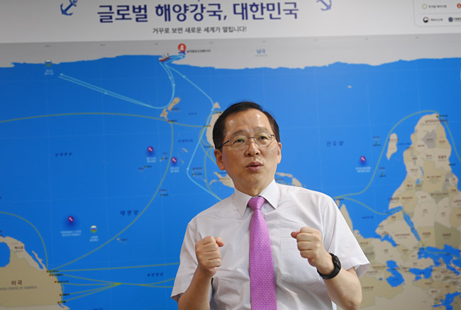조승환 해양수산부 장관이 지난 5일 정부세종청사 집무실에서 해양 강국 추진 구상을 설명하고 있다.  김선규 기자