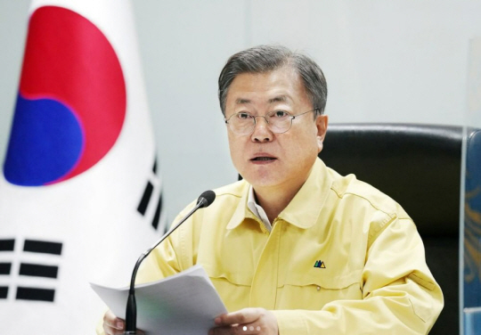 지난 2월 7일 코로나19 중앙재난안전대책본부 회의에서 민방위복을 착용하고 발언하고 있는 문재인 전 대통령. 문 전 대통령 인스타그램 캡처.