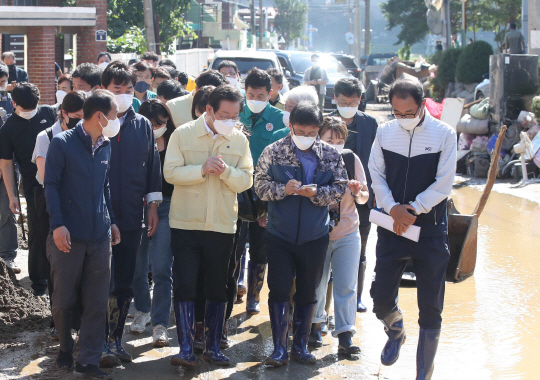 이재명 더불어민주당 대표가 7일 오전 경북 포항시 남구 대송면 인근 피해주택을 찾아 제11호 태풍 ‘힌남노’로 인한 피해현장 점검을 하고 있다. 뉴시스