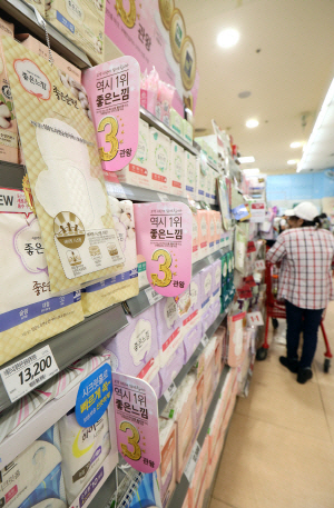 서울의 한 대형마트에 생리대가 진열돼 있다. 문화일보 자료 사진