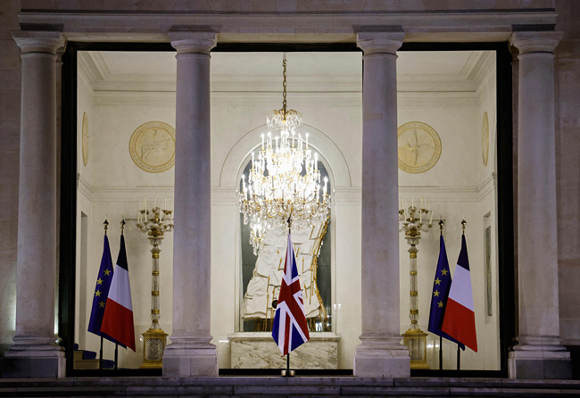 8일(현지시간) 프랑스 파리 대통령궁 입구에 엘리자베스 2세 영국 여왕 서거를 추모하는 영국 국기 유니언잭이 게양돼 있다. AFP 연합뉴스