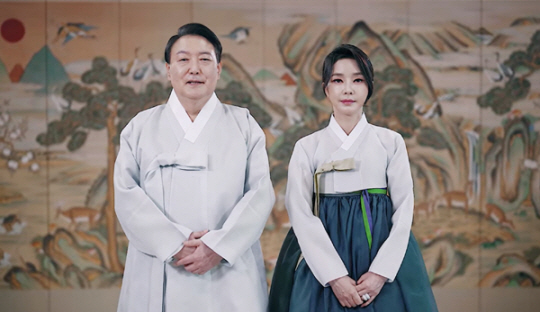 윤석열 대통령과 부인 김건희 여사가 9일 영상으로 추석 인사를 전하고 있다. 연합뉴스
