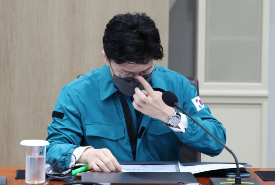 한동훈 법무부 장관이 지난 7일 서울 용산 대통령실 청사에서 열린 태풍 힌남노 피해상황 긴급점검 국무회의에 참석해 회의자료를 확인하고 있다. 연합뉴스
