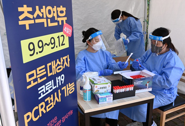 지난 7일 영동고속도로 상행선 용인휴게소에서 코로나19 임시선별검사소 운영을 준비하고 있다. 추석 연휴 기간 전국 9개 고속도로 휴게소에 임시선별검사소가 운영되고 있다.  뉴시스