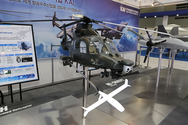 한국항공우주산업(KAI)가 오는 11월 개발을 완료하게 될 소형무장헬기(LAH)와 유·무인 복합체계(MUM-T)로 운용될 무인기. 헬기에 탑재돼 발사되는 캐니스터(Canister)형 무인기인 ‘공중발사드론(ALE·Air Launched Effects)’이 개발된다. 디펜스타임즈 제공