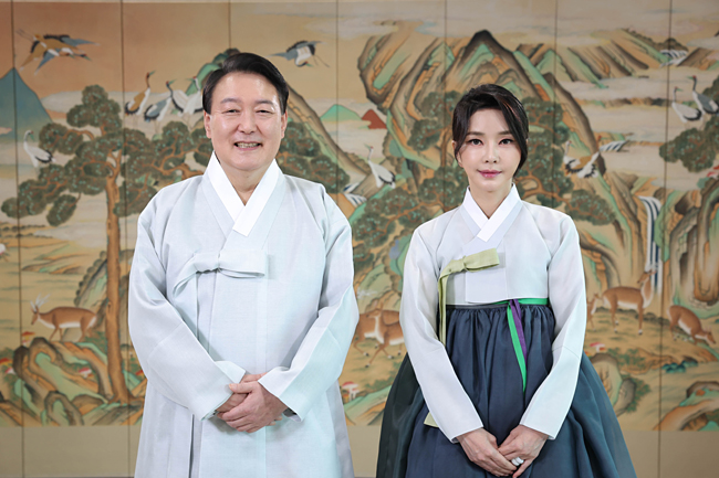 윤석열 대통령과 부인 김건희 여사가 지난 10일 서울 용산 대통령실 청사에서 국민들에게 추석 인사를 하고 있다. 대통령실 제공. 뉴시스