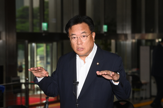 정진석 국민의힘 비상대책위원장이 13일 오전 국회 당대표실 앞에서 비대위 구성에 관한 기자들의 질문에 답변하고 있다.  김선규 선임기자