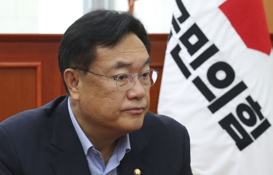 정진석 국민의힘 비상대책위원장이 12일 오후 국회에서 열린 비공개 주요 당직자 회의에 앞서 참석자들과 대화하고 있다. 국회사진기자단