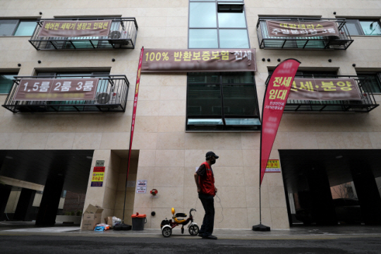 올 2분기 서울 강서구와 금천구, 양천구의 연립·다세대 주택 전셋값이 신규 계약 기준 매매가의 90%를 넘은 가운데 지난 8월 강서구의 한 신축 빌라 모습. 뉴시스