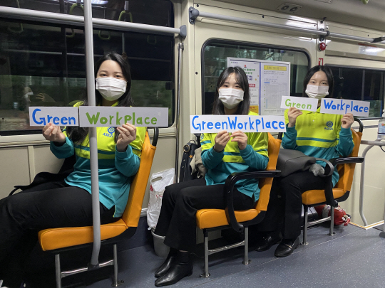 대중교통 이용 챌린지에 동참한 하나님의 교회 직장인청년봉사단 회원들. ASEZ WAO 제공.