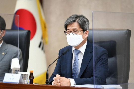 김명수 대법원장이 지난 7일 서울 서초구 대법원에서 열린 사법행정자문회의 신임위원 임명장 수여식에서 발언하고 있다.  뉴시스