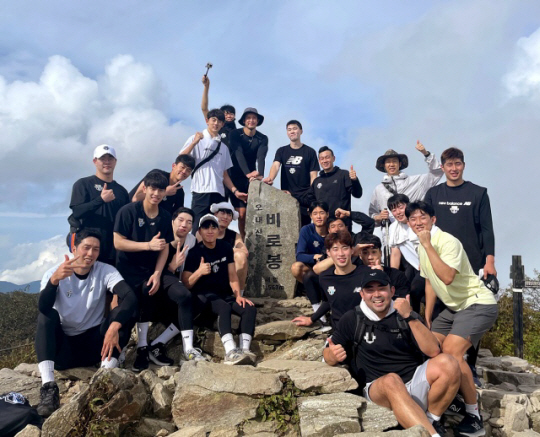 V리그 남자부 현대캐피탈 선수들이 추석 연휴의 마지막 날인 12일 강원도 평창의 오대산 비로봉 등산을 시작으로 4박 5일간의 국내 전지훈련을 시작했다. 현대캐피탈 스카이워커스 제공