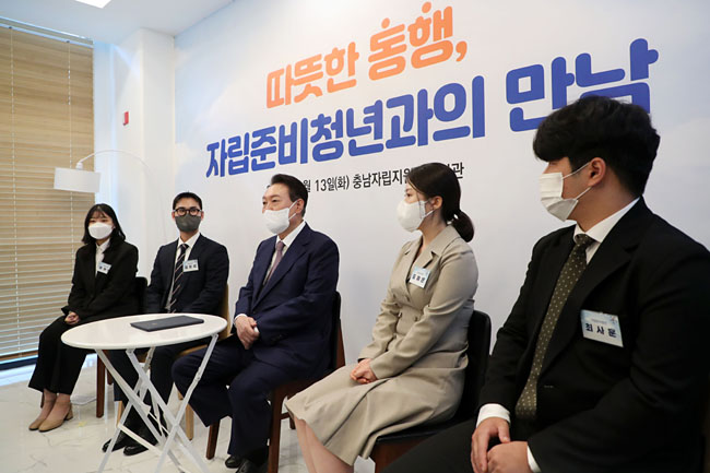 윤석열 대통령이 13일 오전 충남 아산시 충남자립지원전담기관인 희망디딤돌 충남센터에서 보호종료 후 자립을 준비 중인 청년들을 만나 이야기를 나누고 있다.  연합뉴스