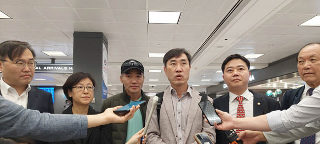 북한 인권 문제를 국제사회에 환기시키기 위해 방미한 하태경(왼쪽 네 번째) 국민의힘 의원이 서해 피살 해양수산부 공무원 고 이대준 씨의 형 이래진(〃세 번째) 씨와 홍석준(〃첫 번째)·황보승희(〃두 번째)·지성호(〃다섯 번째) 의원 등과 13일(현지시간) 워싱턴DC 덜레스 공항에서 특파원들의 질문에 답변하고 있다. 뉴시스